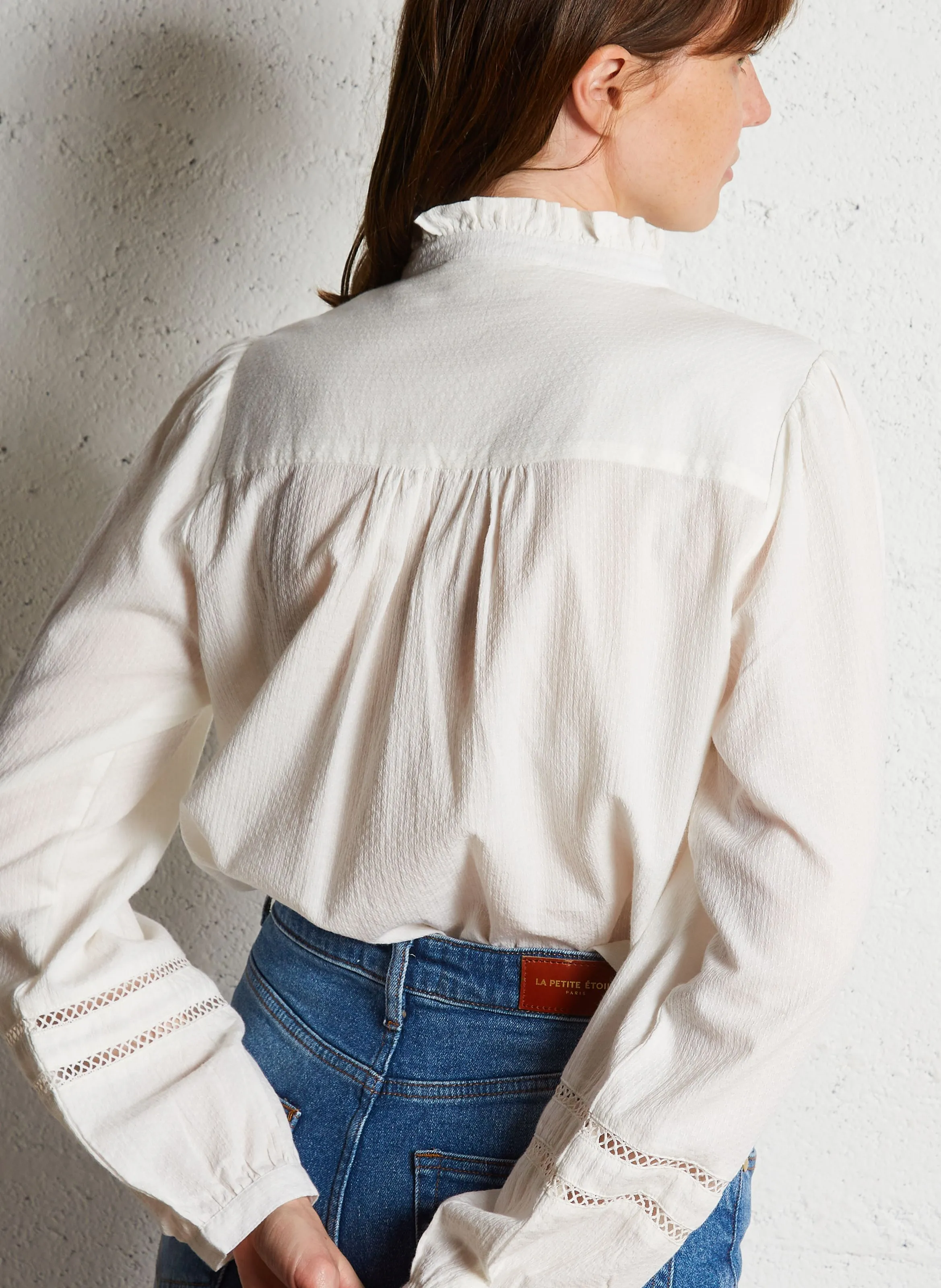 LA PETITE ETOILE BONNY - Camisa recta de algodón con cuello victoriano en beige