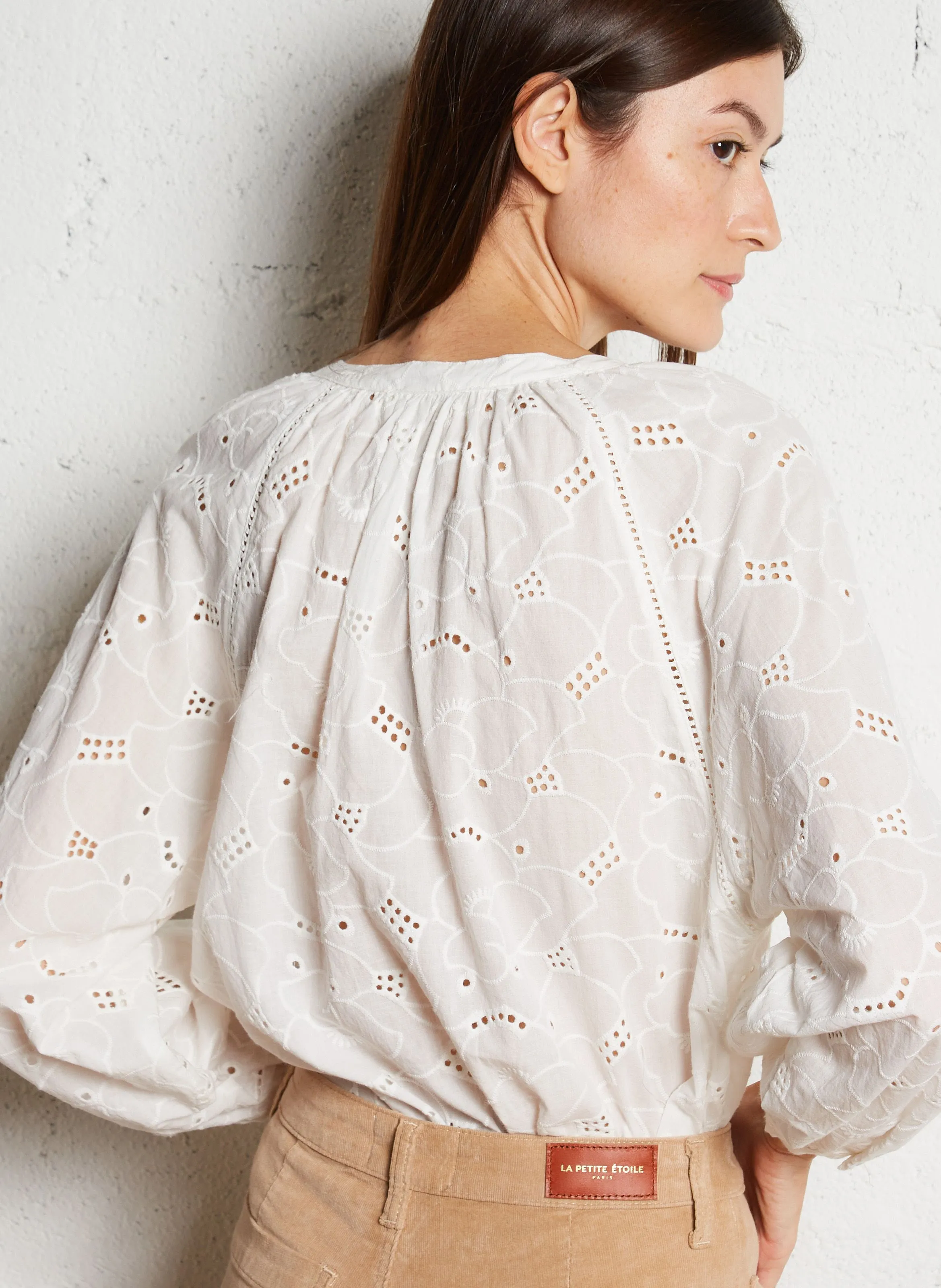 LA PETITE ETOILE BONTI - Camisa recta de algodón con cuello de pico en beige