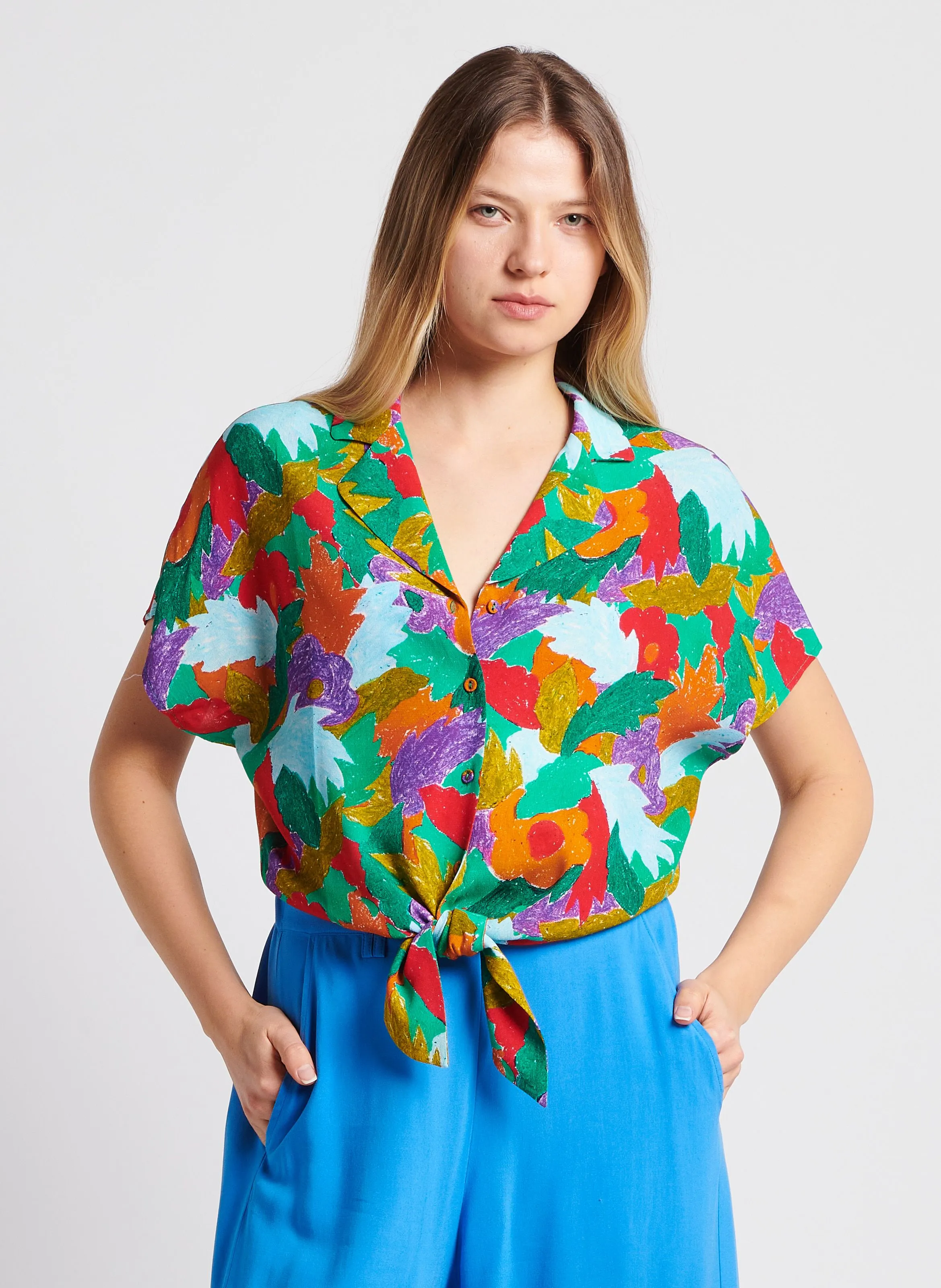 MARIE SIXTINE WAYNE - Camisa fluida con cuello sastre anudable en multicolor